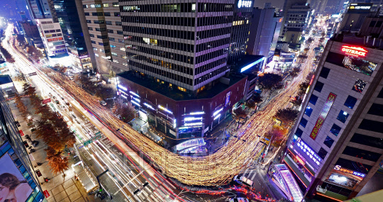 박근혜 대통령의 퇴진을 촉구하는 제3차 대구 시국 대회가 19일 저녁 대구 중구 대중교통 전용지구에서 열렸다. 1만 5천여 명(주최추산)의 집회 참가자들이 촛불을 들고 행진을 하고 있다. 사진공동취재단